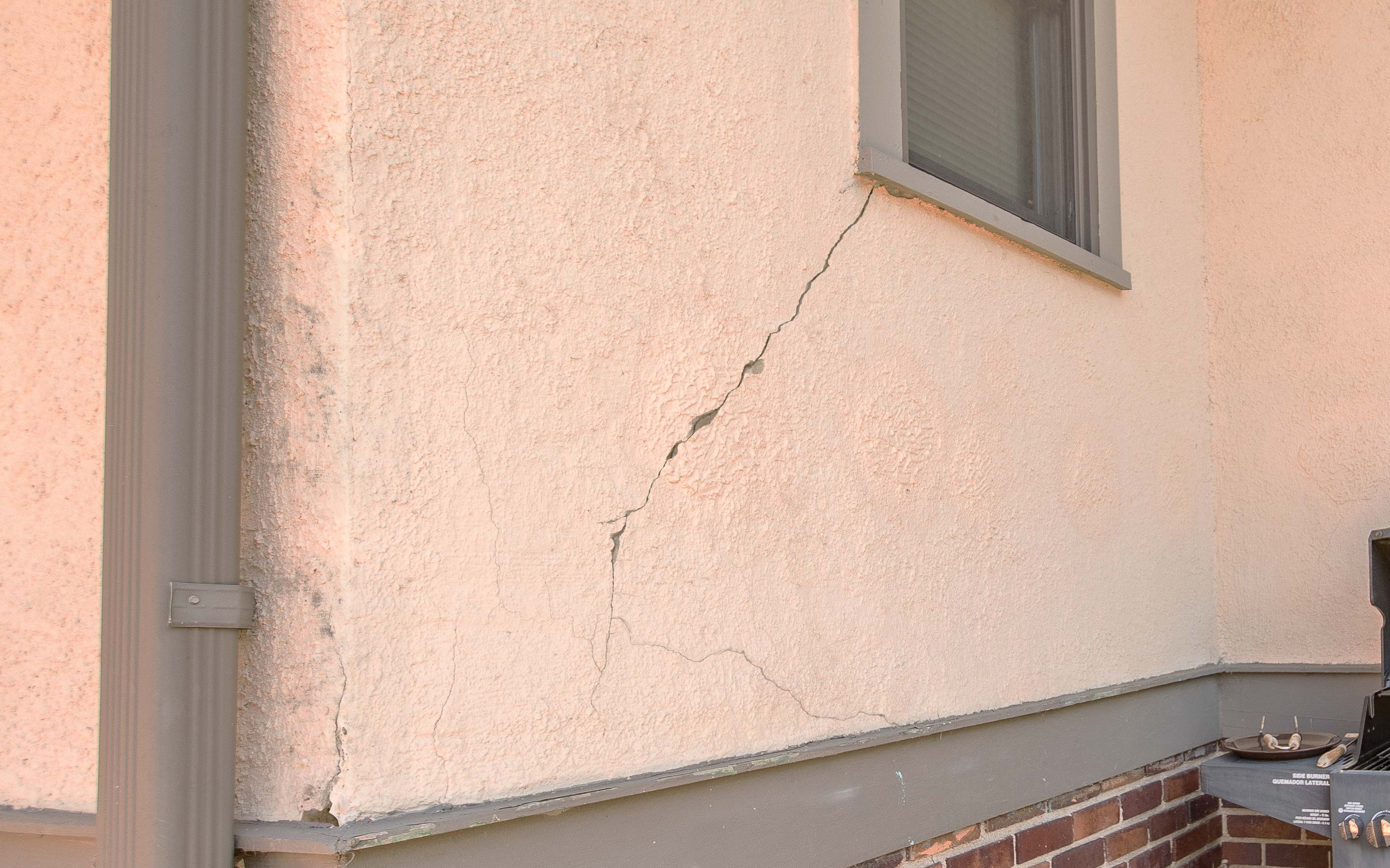 When to Repair Stucco Cracks?